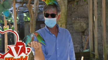 GERMAN AMBASSADOR VISITS OCEAN WORLD